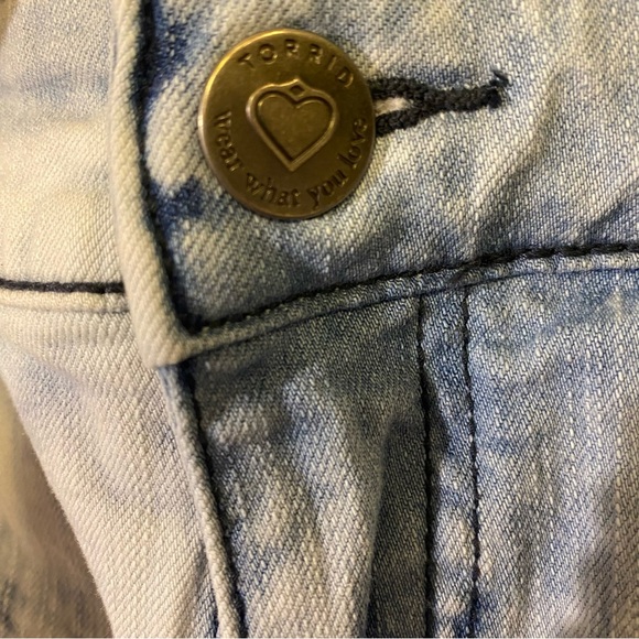 Torrid Acid Wash Low Rise Jean Shirts With Fringe Pockets Inseam 3” Women’s 16 - Picture 3 of 6